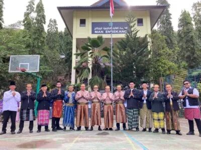 Peringatan HARDIKNAS, MAN Enrekang Merayakan dengan memakai busana adat